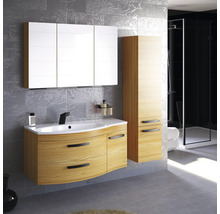 Badezimmer mit Waschtisch, Spiegelschrank und Hochschrank