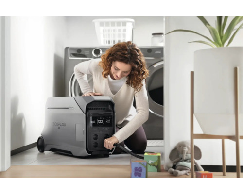 Frau schliesst EcoFlow Powerstation in einem Waschraum an