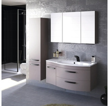 Badezimmer mit Waschtisch, Spiegelschrank und Hochschrank vor grauer Wand