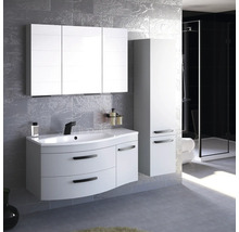 Badezimmer mit Waschtisch, Spiegelschrank und Hochschrank in Weiß