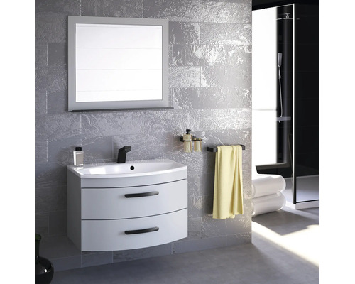 Modernes Badezimmer mit Waschtisch, Spiegel und Handtuchhalter