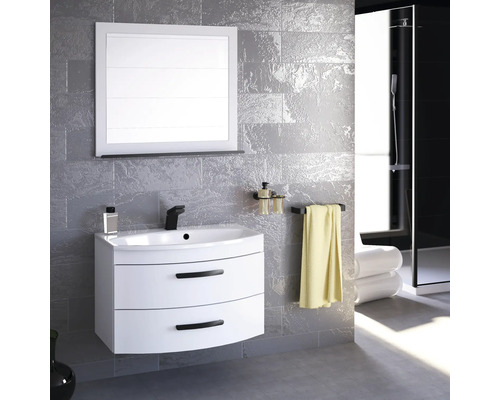 Badezimmer mit Waschbeckenunterschrank, Spiegel und Dusche