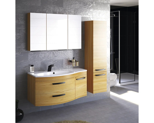 Helles Badezimmer mit Waschtischunterschrank, Spiegelschrank und Hochschrank