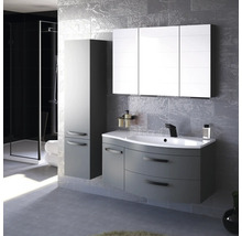 Modernes Badezimmer mit Waschbeckenunterschrank, Spiegelschrank und Hochschrank in Grau und Weiß.