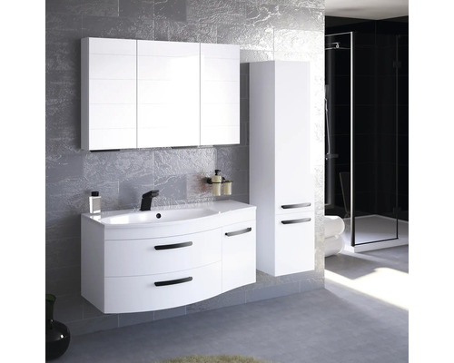 Badezimmer mit Waschtisch, Spiegelschrank, Hochschrank und Dusche