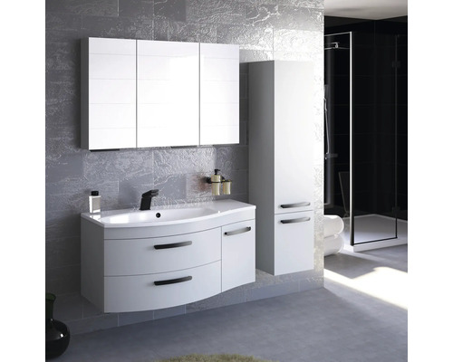 Badezimmer mit weißem Waschtischunterschrank, Spiegelschrank, Hochschrank und Dusche