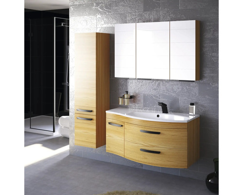 Badezimmer mit Waschtisch, Spiegelschrank und Hochschrank in hellem Holzdekor