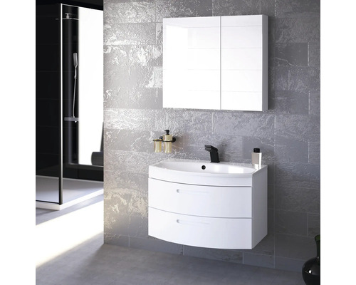 Badezimmer mit weißem Waschtischunterschrank, Waschbecken, Spiegelschrank und Dusche