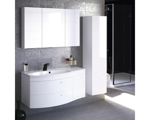 Modernes Badezimmer mit weißem Waschtischunterschrank, Spiegelschrank und Hochschrank