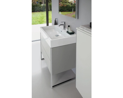 Badezimmer mit Waschbeckenunterschrank und Aufsatzwaschbecken