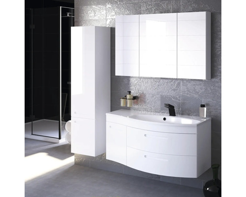 Modernes Badezimmer mit weißen Möbeln, Waschtisch, Spiegelschrank und Duschkabine.