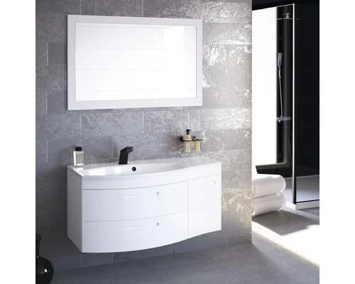 Badezimmer mit weißem Waschtischunterschrank, Spiegel und grauen Fliesen