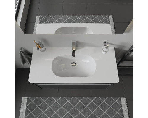 Aufsicht auf ein Badezimmer Waschbecken mit Armatur und Spiegel