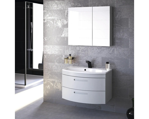Badezimmer mit Waschbeckenunterschrank, Spiegelschrank und Dusche