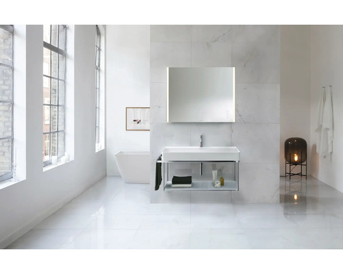 Badezimmer mit Waschbecken, Spiegel, Badewanne und Lampe in hellem Design