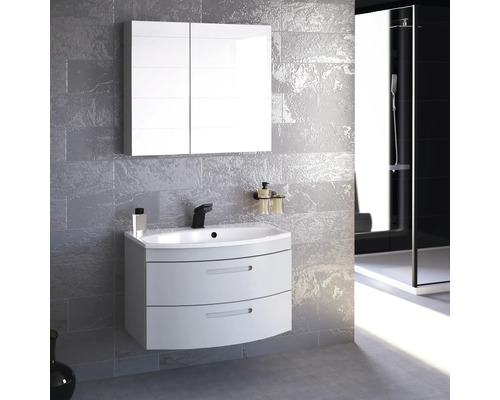 Badezimmer mit Waschtischunterschrank, Waschbecken, Spiegelschrank und Dusche