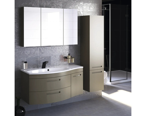 Modernes Badezimmer-Set mit Waschtischunterschrank, Spiegelschrank und Hochschrank vor gefliester Wand.