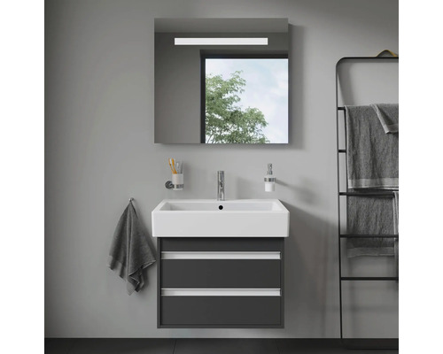 Modernes Badezimmer mit Waschtisch, Spiegel und Handtuchhalter für eine stilvolle Einrichtung