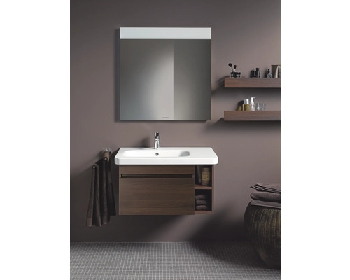 Badezimmer mit Waschbeckenunterschrank, Spiegel und Ablagen