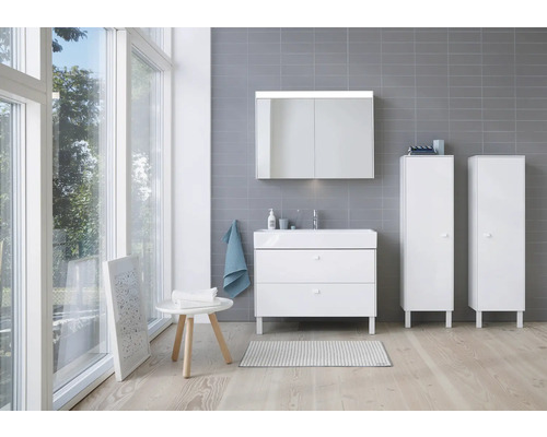 Modernes Badezimmer mit Waschtisch, Spiegelschrank, Hochschränken und Beistelltisch.
