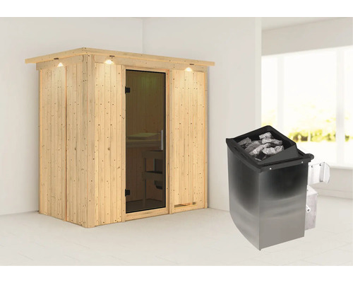 Holzsauna mit Saunaofen und Saunasteinen in einem hellen Raum.
