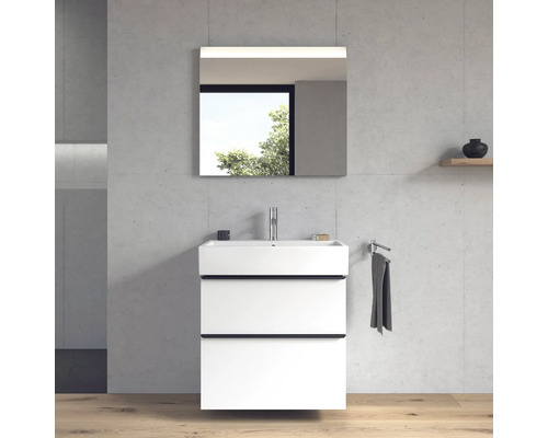 Modernes Badezimmer mit weißem Waschtischunterschrank, Spiegel und Handtuchhalter