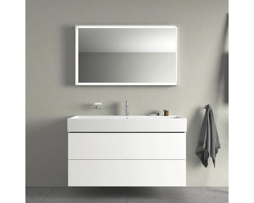 Modernes Badezimmer mit Waschbeckenunterschrank, Waschtisch, beleuchtetem Spiegel, Seifenschale und Handtuchhalter.