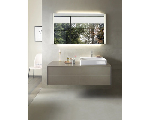 Modernes Badezimmer mit Waschtisch, Spiegel mit Beleuchtung und Accessoires