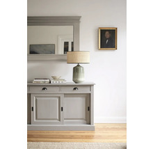 Innenraum mit Sideboard, Spiegel, Tischleuchte und Gemälde