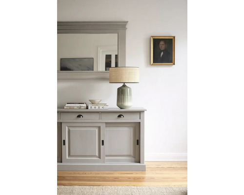 Innenraum mit Sideboard, Spiegel, Tischleuchte und Gemälde