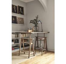 Heller Arbeitsbereich mit Holzböcken als Tischbeine, Regal mit Büchern und Dekorationen