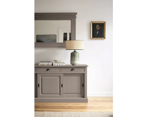 Wohnzimmer-Interieur mit Kommode, Spiegel und Lampe