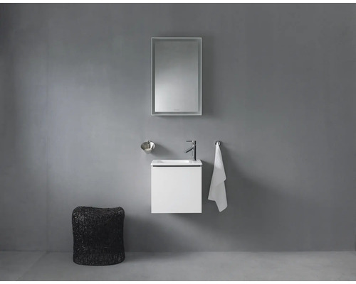 Modernes Badezimmer mit Waschbeckenunterschrank, Spiegel, Seifenschale, Handtuchhalter und Hocker