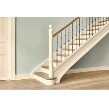 Treppe mit Holzstufen, weißem Geländer und schwarzen Metallspindeln