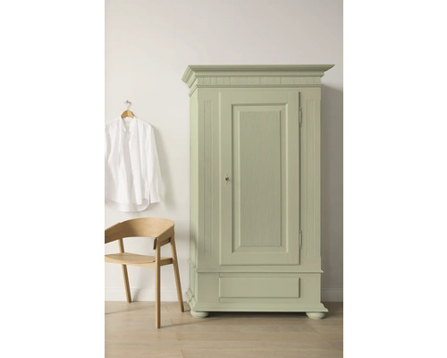 Grüner Holzschrank im Vintage-Stil mit Holztstuhl und Hemd