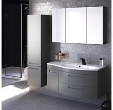Modernes Badezimmer mit Waschtisch, Spiegelschrank und Hochschrank