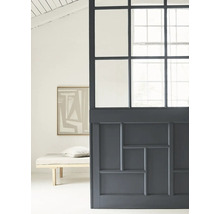 Raumansicht mit Trennwand aus Glas und Holz sowie Liege und Gemälde
