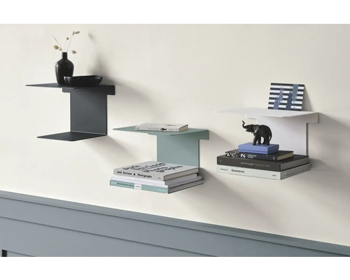 Drei Wandregale in verschiedenen Farben mit Dekoration an einer Wand