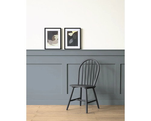 Szene mit zwei gerahmten abstrakten Bildern, einer Sprossenstuhl und einer Wandvertäfelung