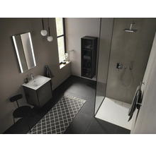 Modernes Badezimmer mit Dusche, Waschtisch, Spiegel und Handtuch