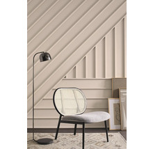 Interieuransicht mit Sessel, Stehlampe und Wandpaneelen