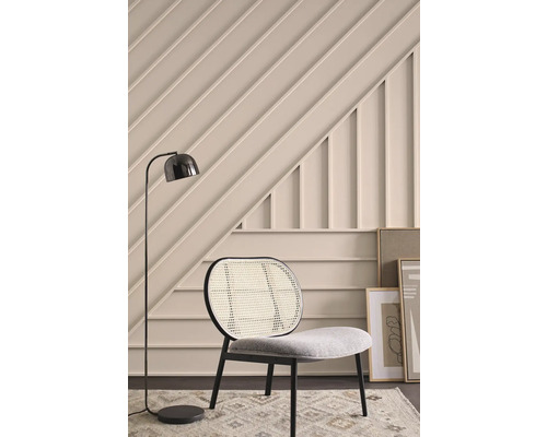 Interieuransicht mit Sessel, Stehlampe und Wandpaneelen