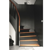 Treppe mit Holzstufen und Geländer