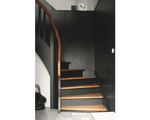 Treppe mit Holzstufen und Geländer