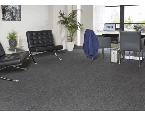 Innenraum mit grauem Teppichboden, Sesseln und Büromöbeln