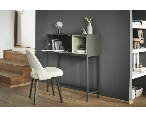 Moderner Sekretär mit Stuhl in einem hellen Raum.