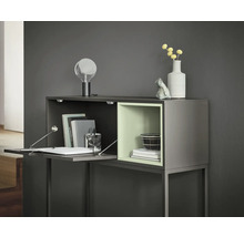 Moderner Schreibtischsekretär mit Stauraum, Büchern, Lampe und dekorativen Elementen