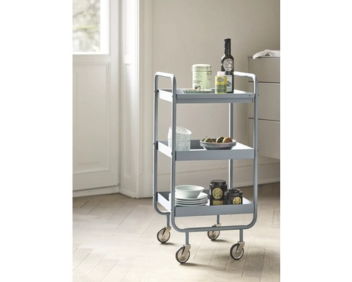 Servierwagen mit drei Ablagen und Rollen, beladen mit Geschirr und Lebensmitteln.