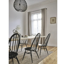 Heller Essbereich mit Holztisch, Stühlen mit Sprossenlehne, Teppich und Deckenleuchte