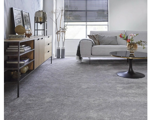 Wohnzimmer mit grauem Teppich, Sofa, Kommode und Couchtisch